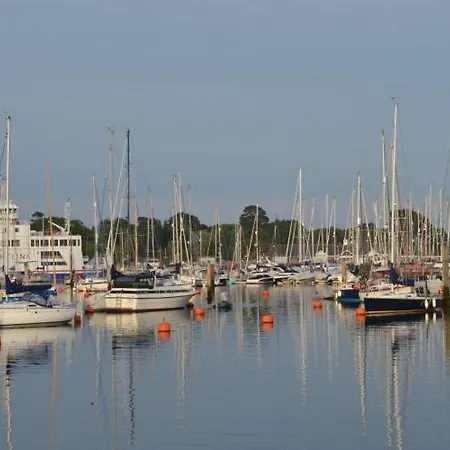 Sail Away Villa Lymington Exterior photo